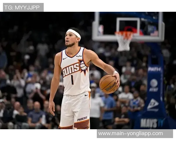 布克专注提升低位背身单打技巧关键时刻展现个人能力