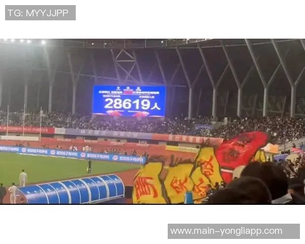 泰州首届苏超夺冠后迅速建设冠军奖杯打卡点吸引众多球迷前来留影